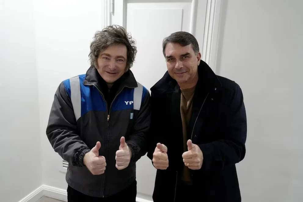 MIlei flavio bolsonaro